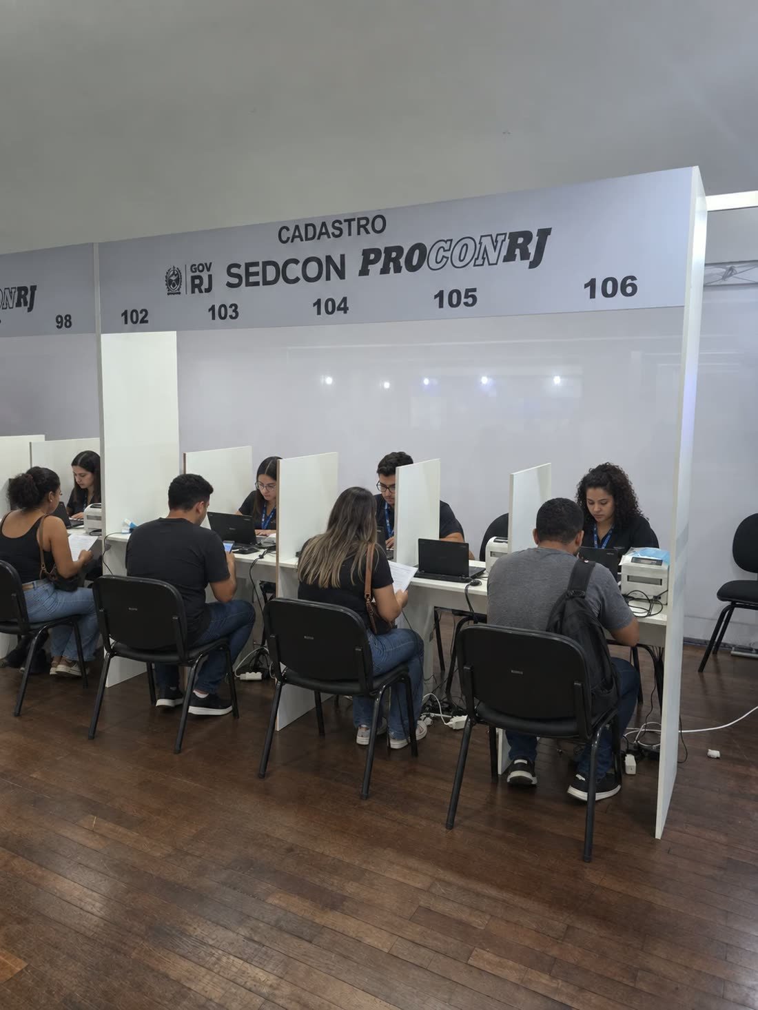 Puestos en plena atención, con personal y público sentados frente a frente