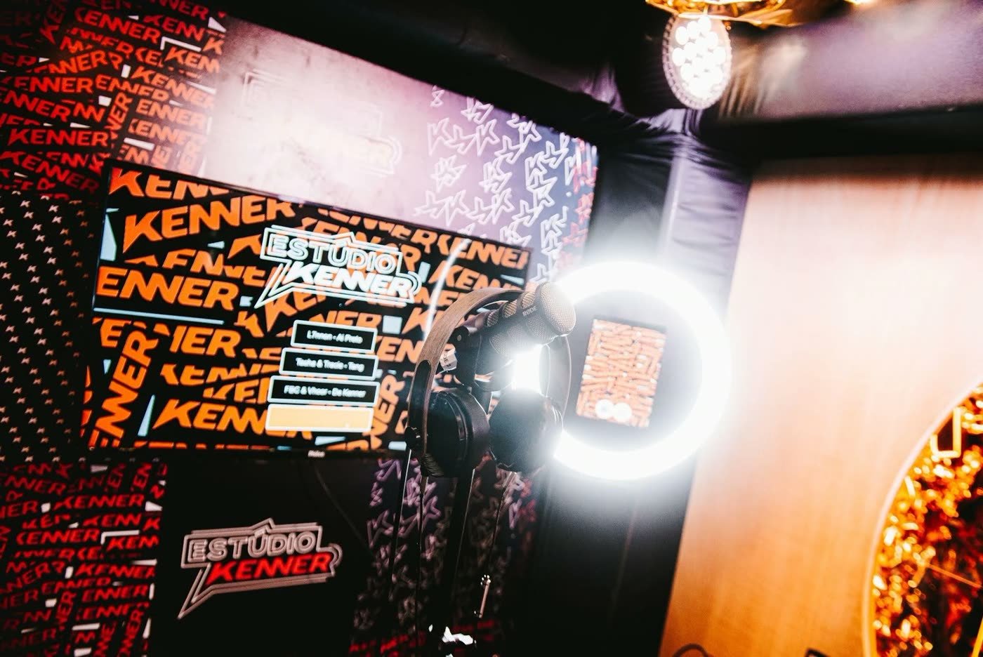 卡拉OK录音亭内部：Estúdio Kenner 的屏幕、两支录音麦克风、一副耳机，天花板贴满金色纸