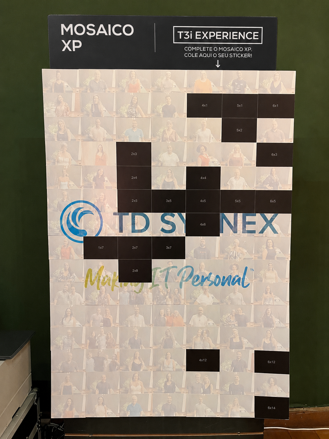 Mosaico pela metade, com a arte da marca já reconhecível