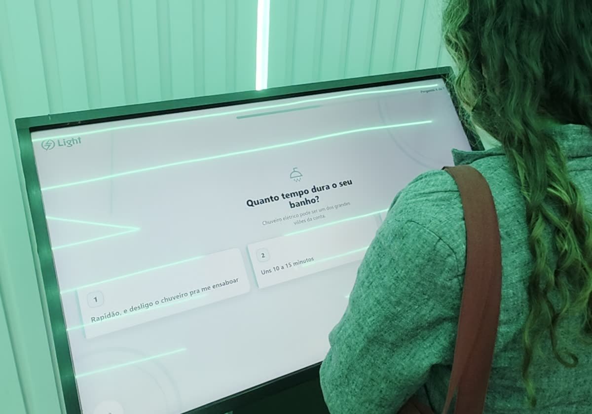 Tela do totem com a pergunta sobre o tempo de banho, a linha de informação sobre o chuveiro elétrico e as opções de resposta numeradas