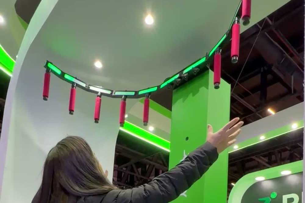 قوس LED منحنٍ محمّل بالعصي، مركّب فوق مستوى الرأس في الجناح