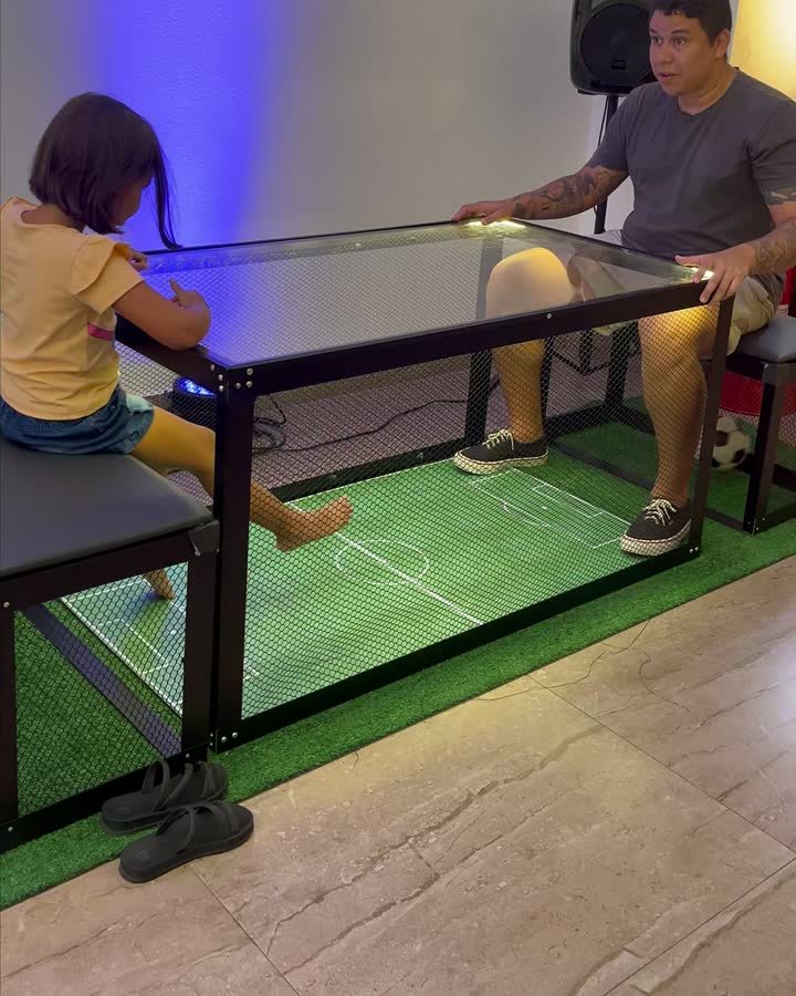 Dois participantes jogando Banco a Banco sentados em lados opostos da estrutura