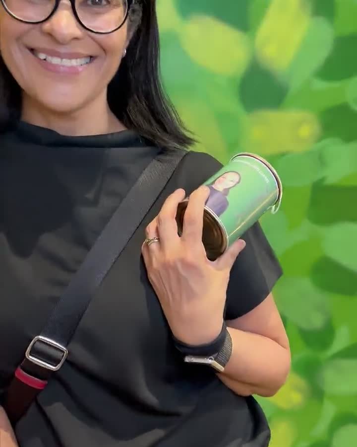 Participante segurando a lata personalizada com a própria foto no rótulo