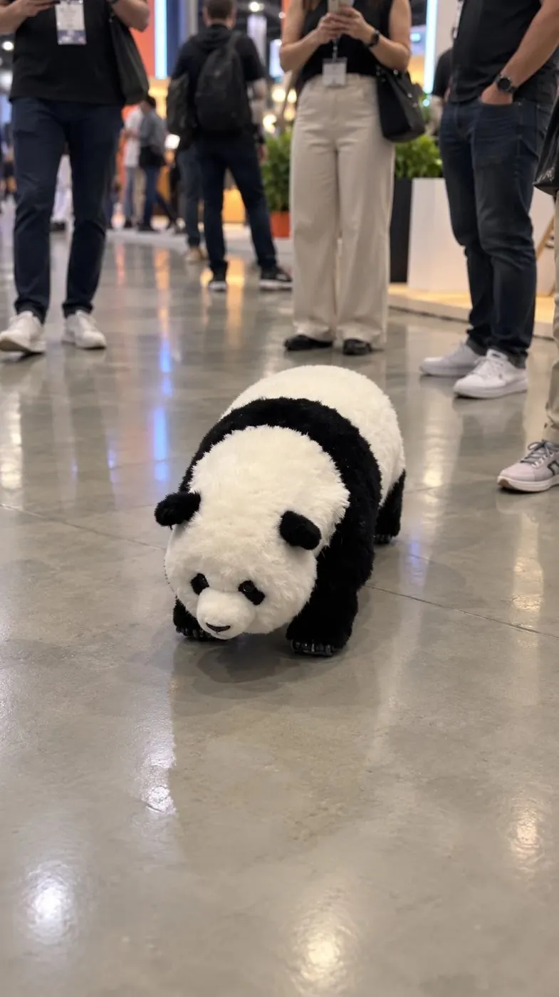 Pooh Panda Robot caminando por el piso del evento, con el público alrededor