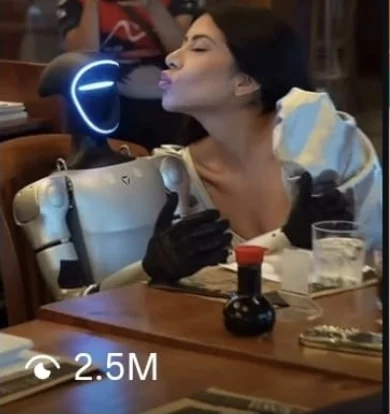 Una influencer le lanza un beso al Humanoide G1 de T3i en un restaurante