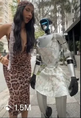 Una influencer posa en la calle con el Humanoide G1 de T3i vestido con ropa estampada